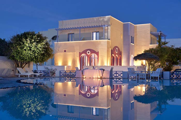 where to stay in Santorini on a budget