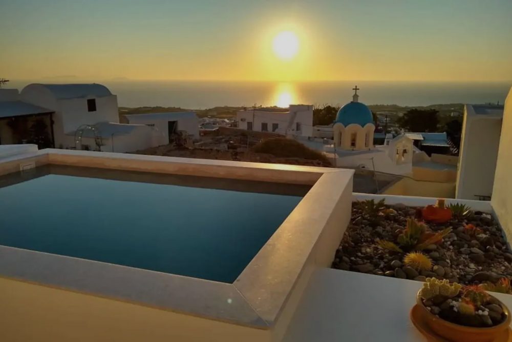 Cave airbnbs in Santorini 
